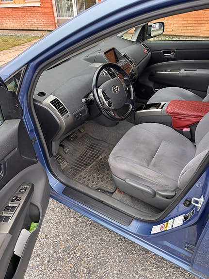 Toyota Prius 6 of 7