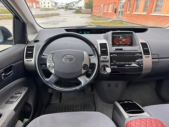 Toyota Prius 5 of 7