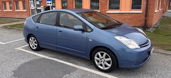 Toyota Prius 3 of 7