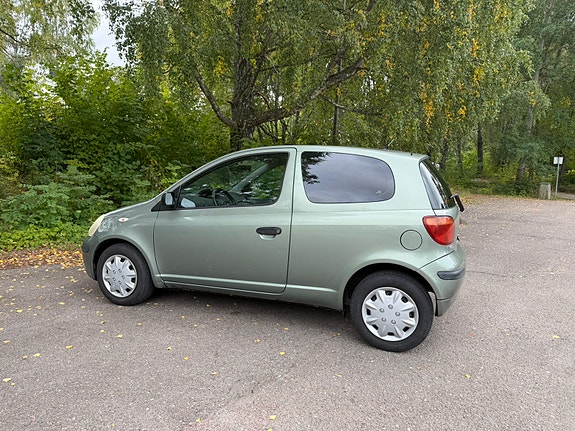 Toyota Yaris 3 of 9