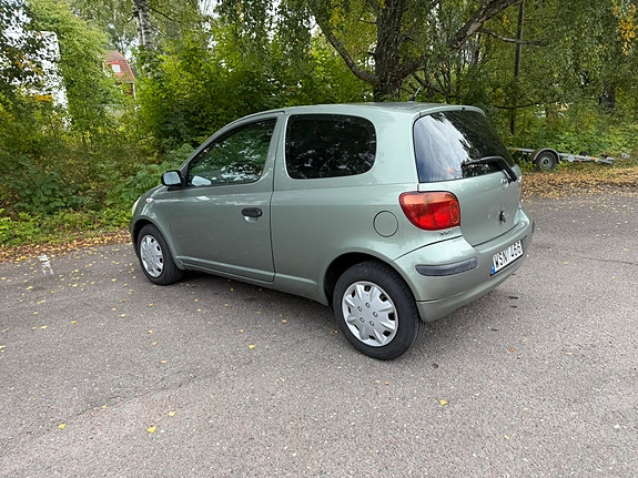 Toyota Yaris 2 of 9