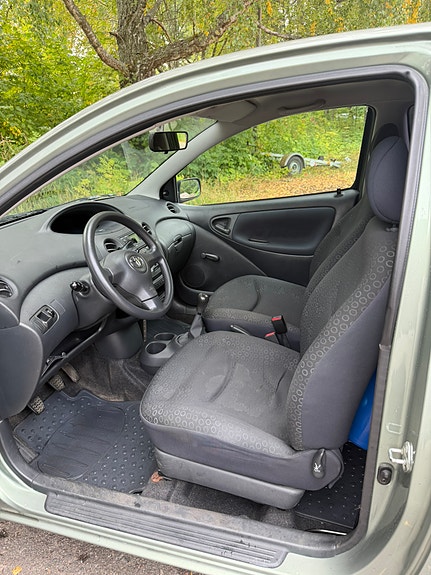 Toyota Yaris 7 of 9