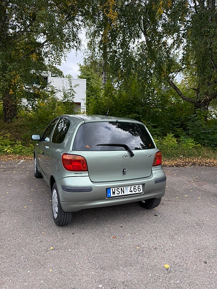 Toyota Yaris 4 of 9