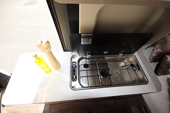 Carado *5.99m*Nya 140hk Euro6*Solceller*En ägare*1170mil* 7 of 21