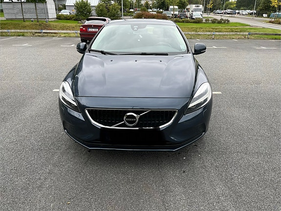 Volvo V40 2 of 9