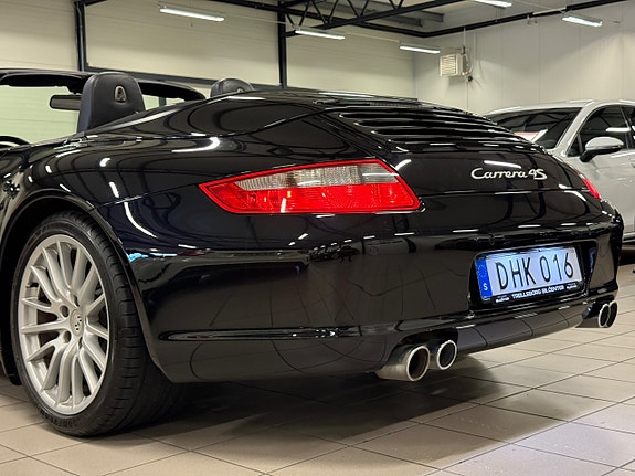 Porsche 911 Carrera 4S 18 of 27