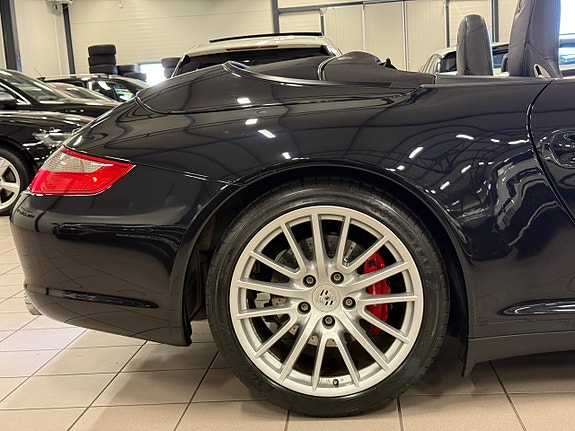 Porsche 911 Carrera 4S 17 of 27