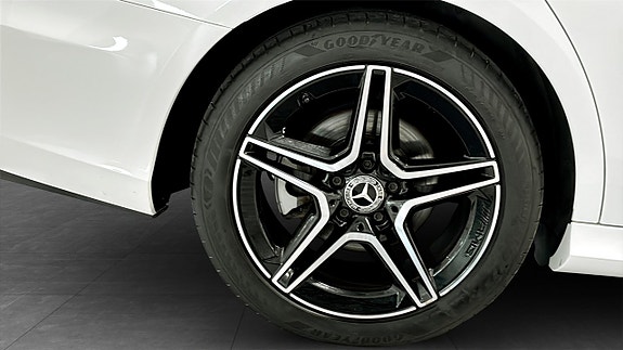 Mercedes-Benz E220 9 of 12