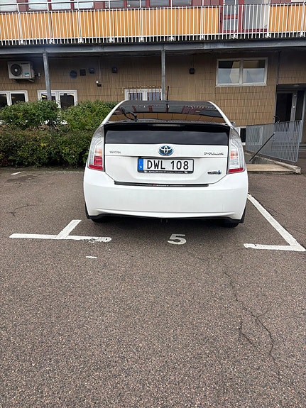 Toyota Prius Plug-in Hybrid 3 of 4