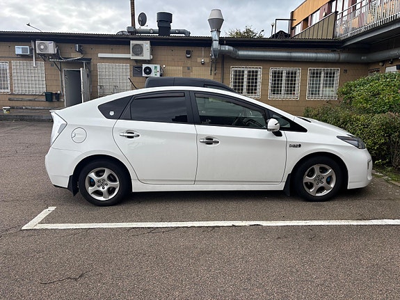 Toyota Prius Plug-in Hybrid 2 of 4
