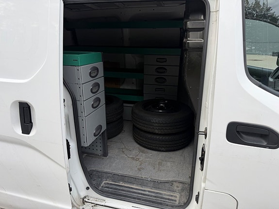 Nissan NV200 4 of 11