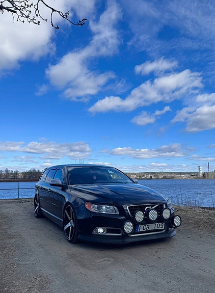 Volvo V70 2 of 11