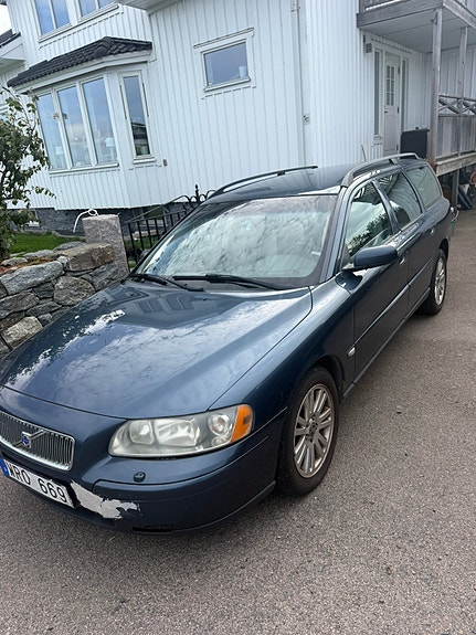 Volvo V70 2 of 6