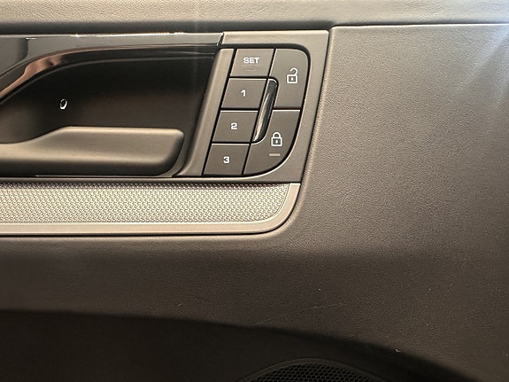 Porsche Cayenne 14 of 30