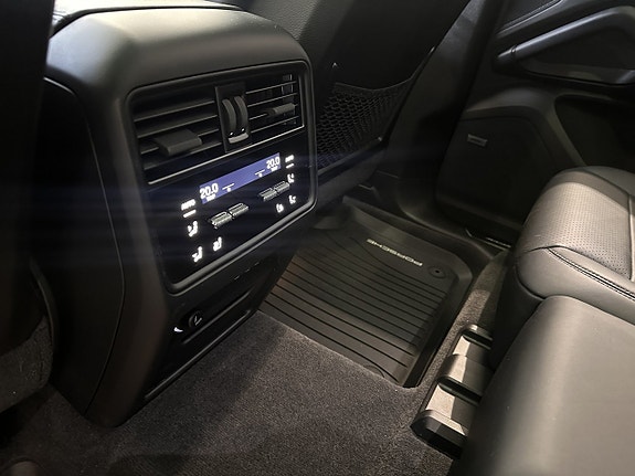 Porsche Cayenne 24 of 30