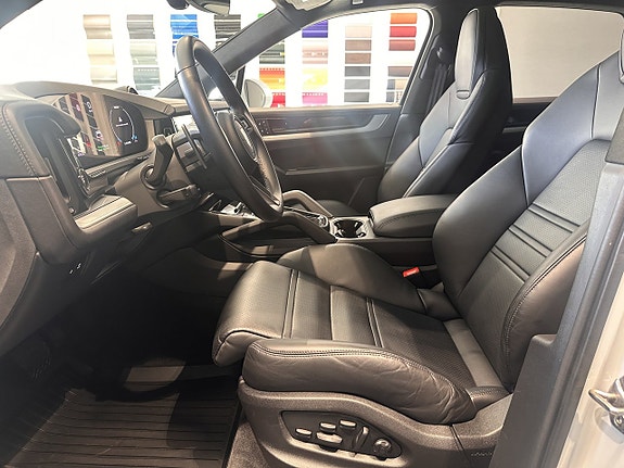 Porsche Cayenne 11 of 30