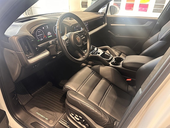 Porsche Cayenne 13 of 30