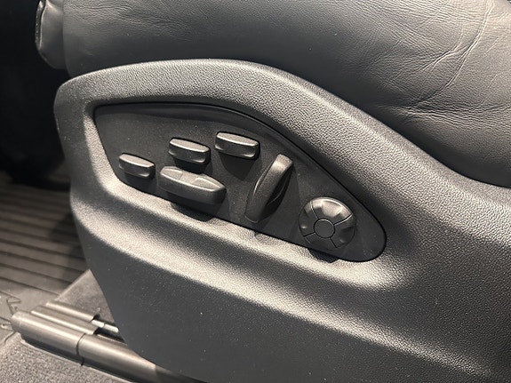 Porsche Cayenne 12 of 30