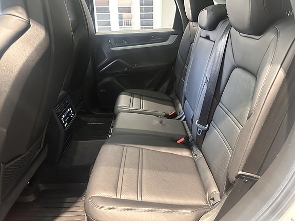 Porsche Cayenne 23 of 30