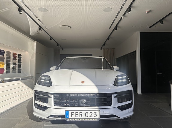 Porsche Cayenne 3 of 30