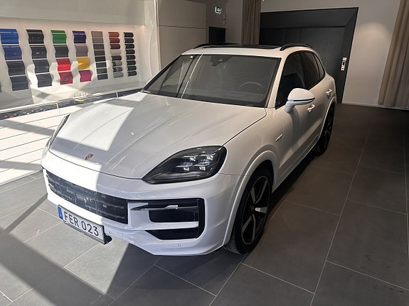 Porsche Cayenne 2 of 30
