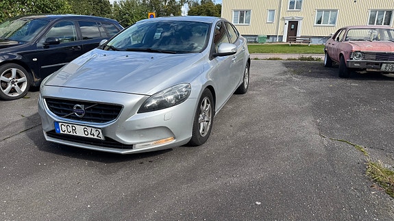 Volvo V40 2 of 7