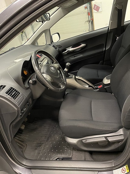 Toyota Auris 2 of 5