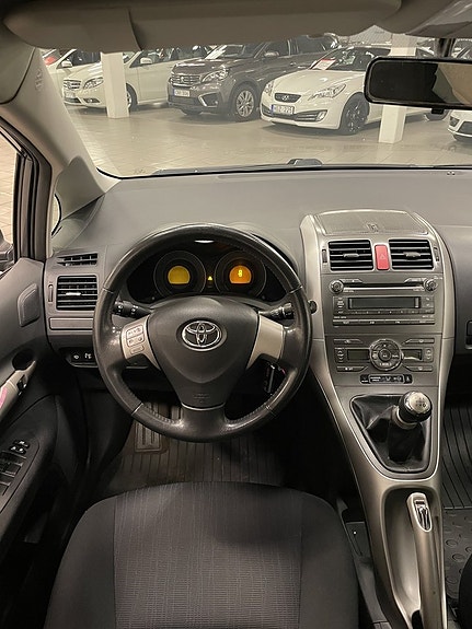 Toyota Auris 5 of 5