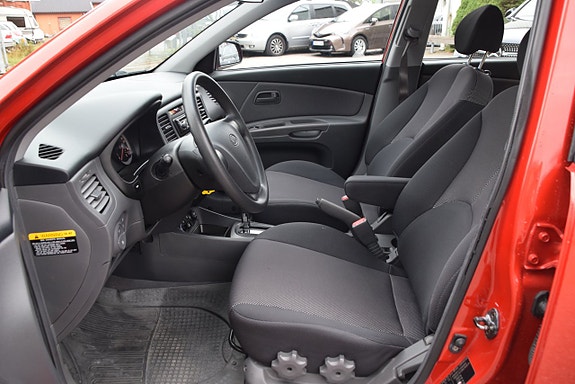 Kia Rio 8 of 20