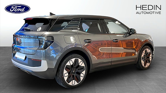 Ford Explorer 2 of 9