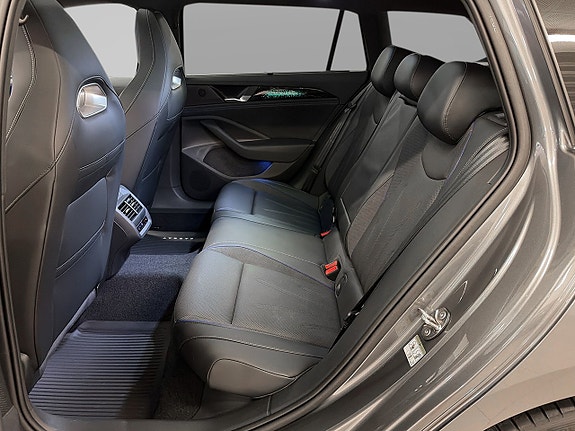Volkswagen Passat 12 of 17