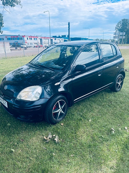 Toyota Yaris 2 of 4