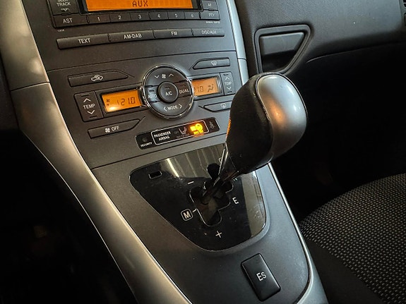 Toyota Auris 12 of 14
