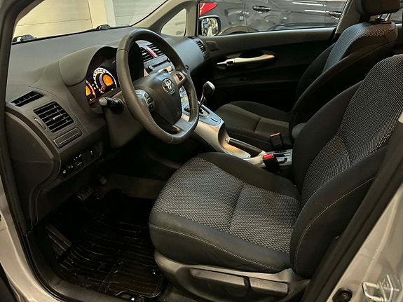 Toyota Auris 7 of 14