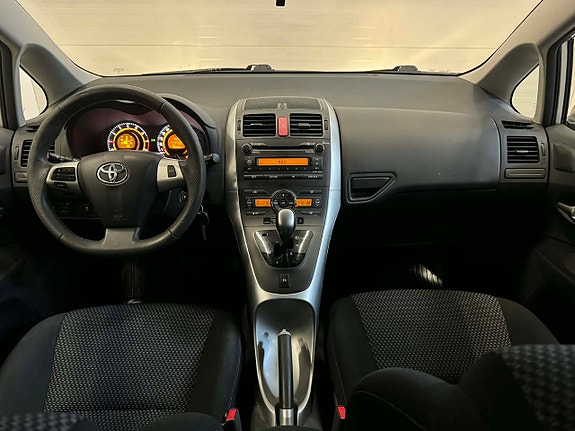 Toyota Auris 8 of 14