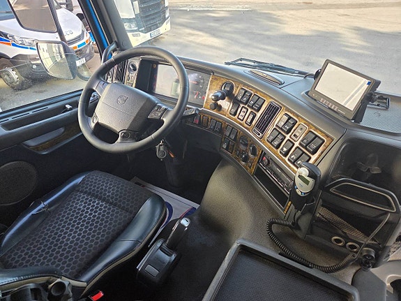 VOLVO FMX 6X2 TIPP&KRAN 9 of 9