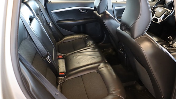 Volvo V70 12 of 16