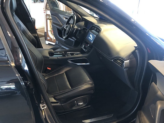 Jaguar F-PACE 10 of 12
