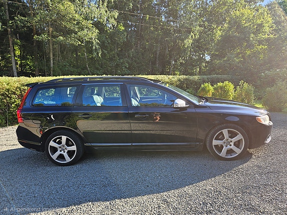Volvo V70 2 of 8