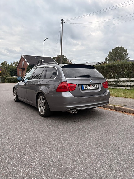 BMW 330d 3 of 5