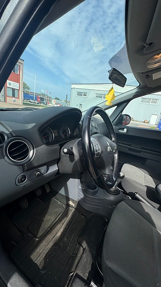 Mitsubishi Colt 7 of 14