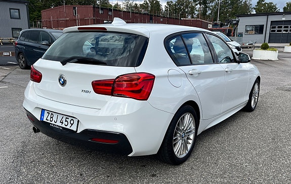 BMW 118i 3 of 11