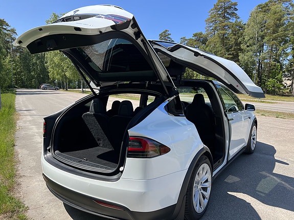 Tesla Model X 4 of 9
