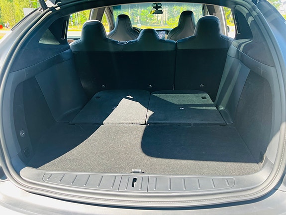 Tesla Model X 8 of 9