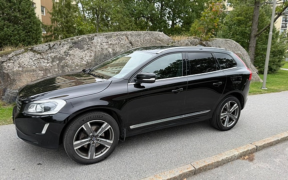 Volvo XC60 2 of 10