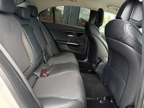 Mercedes-Benz C200 17 of 24