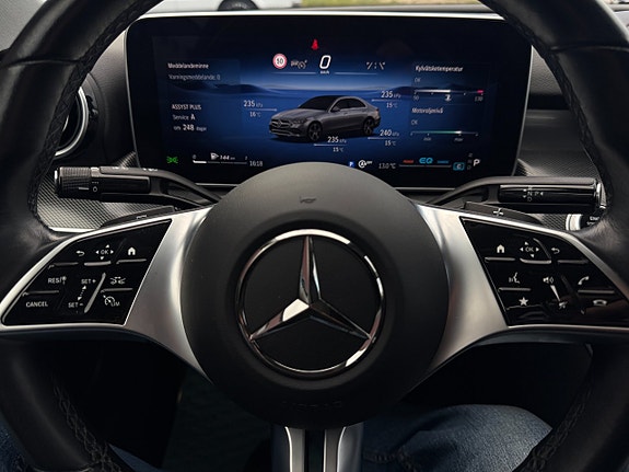Mercedes-Benz C200 23 of 24