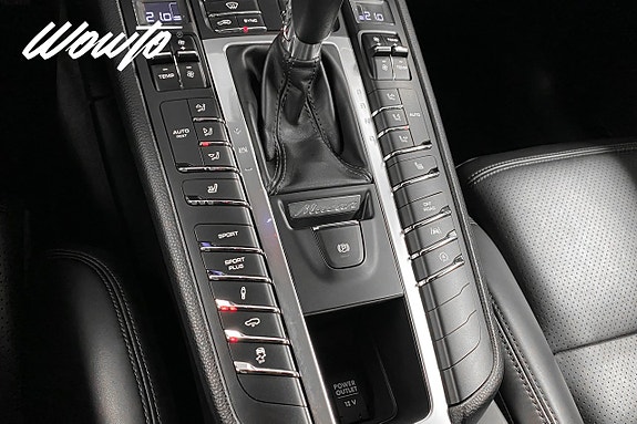 Porsche Macan Turbo 16 of 22