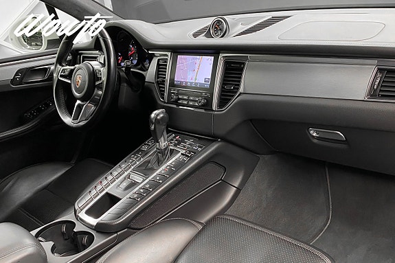 Porsche Macan Turbo 14 of 22