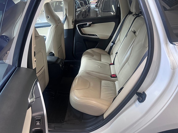 Volvo XC60 14 of 27